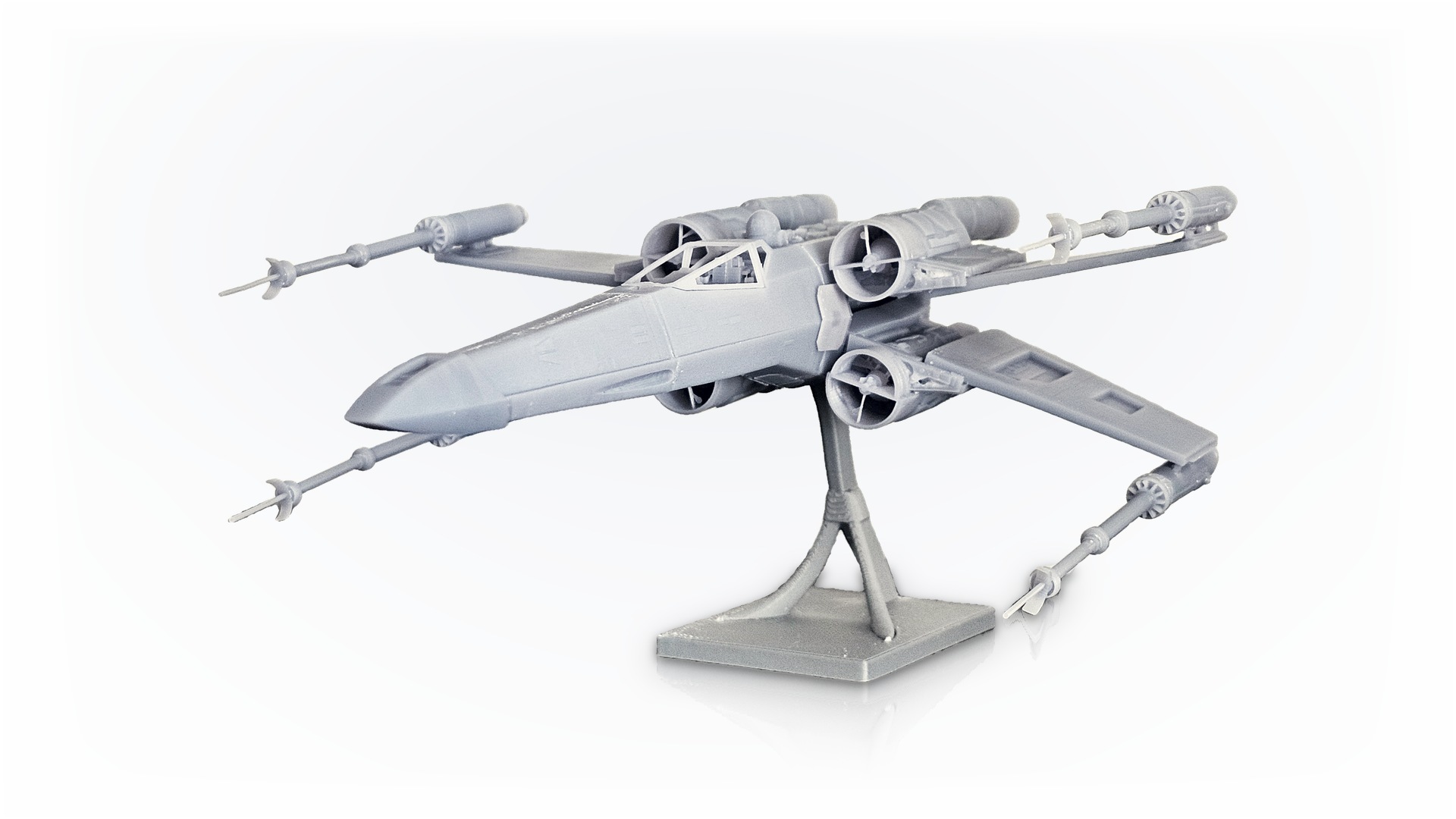 3D nyomtatott X-wing űrhaj&oacute;modell &aacute;llv&aacute;nyon, feh&eacute;r h&aacute;tt&eacute;r előtt